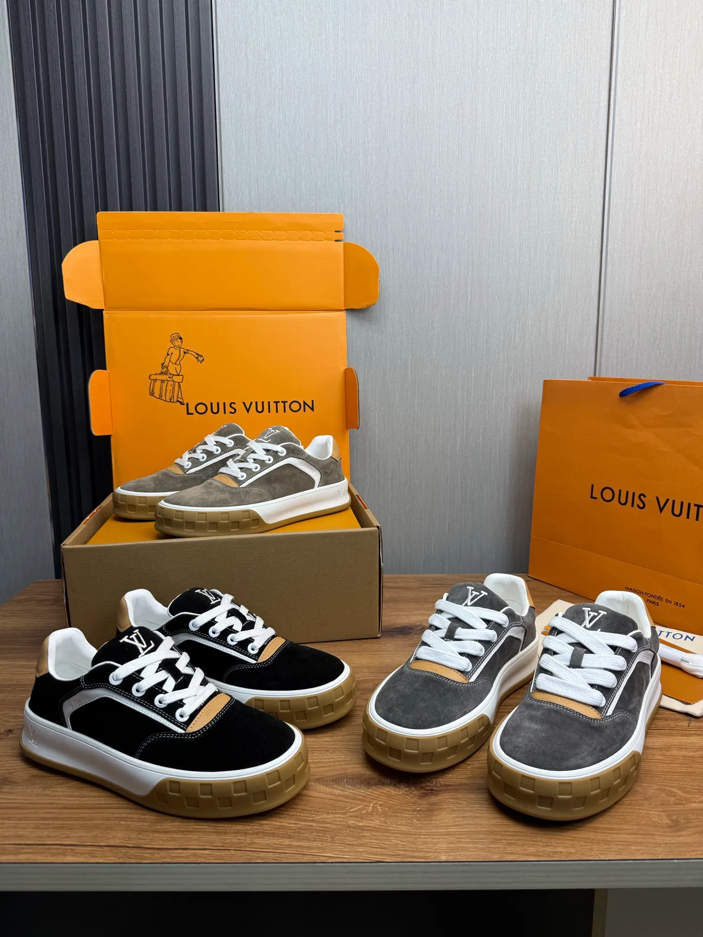 Men's shoes 620💰 Lv. Top purchasing agent🇮🇹 Louis Vuitton, sports sneakers counter synchronization, uppers imported from Italy, high-quality splicing and complex handicrafts, imported mesh pads are soft and comfortable, soles: original factory special soles, TPU exclusive movable molded soles super comfortable, original factory single goods, 🔍🔍high quality, you can enter and exit the counter at will, welcome to compare, code number 38-44 (customized 38.45)